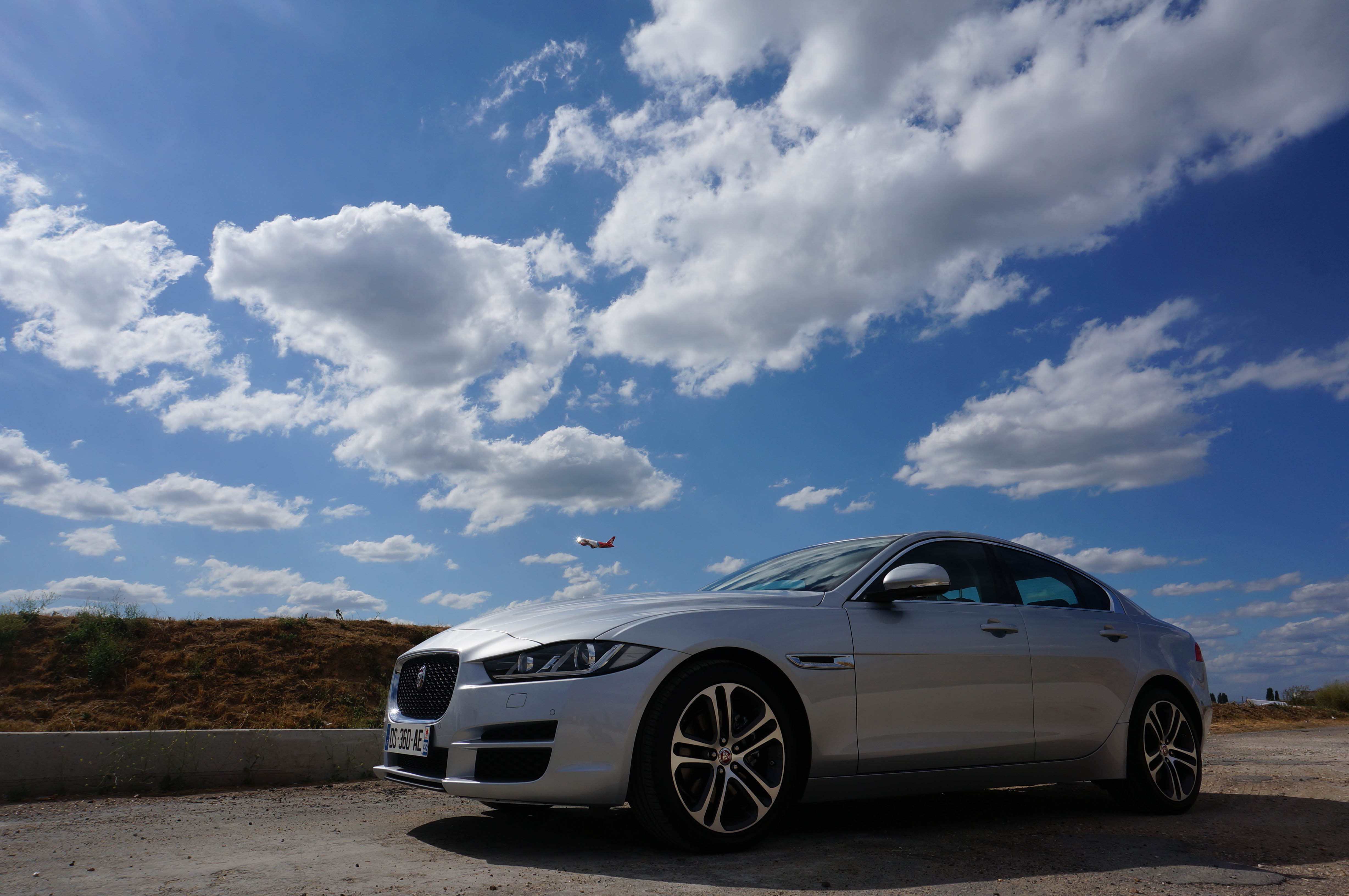 Jaguar XE 2015 : la petite Jaguar en photos et vidéo